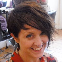 A very simple cut, the hair is layered all around the face with a long side fringe and kept unstructured all over. Simple cut